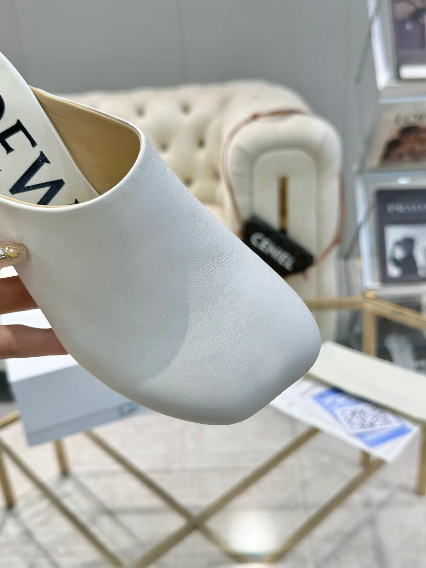 👟👟Ex-factory price 640👟👟 LOEWE‼ ️ New arrival‼ ️Imported genuine leather sole Loewe 2024/aw early spring latest catwalk color diamond series catwalk style 😘😘😘 Upper: imported super soft sheepskin lining: imported water-dyed sheepskin Outsole: original molded injection molded leather outsole Heel: original molded 1:1 Heel height: 5.5cm Size: 35-39 (40/41/42/43 custom-made, non-refundable)